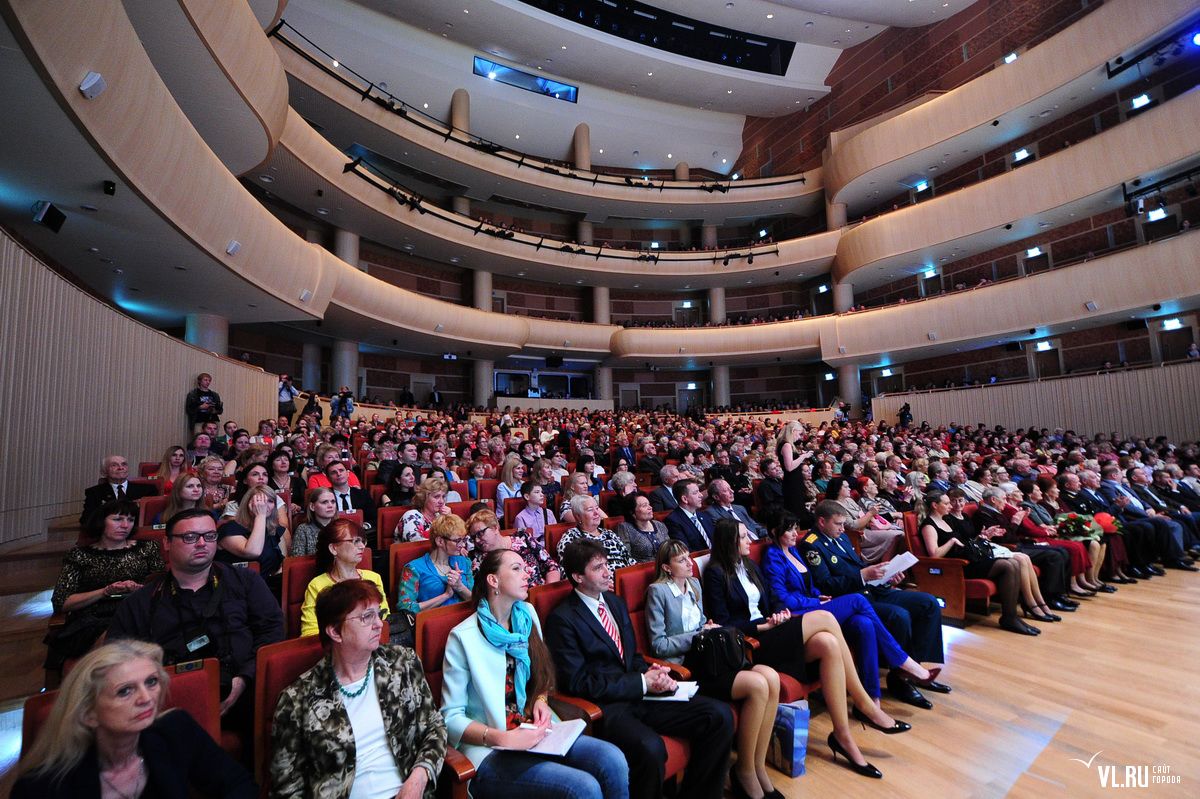 Холл владивосток. FESCO Hall Владивосток сцена. Феско Холл зал. FESCO Hall зал. Феско Холл балкон.